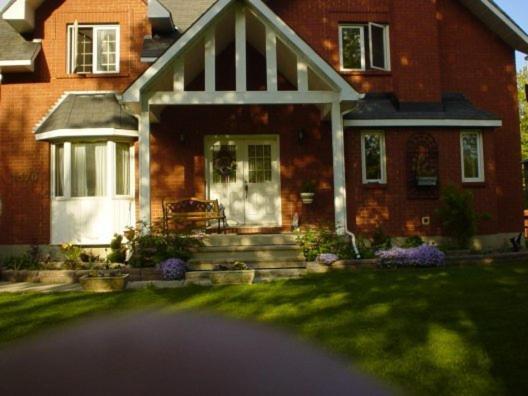 Maple Woods Bed & Breakfast Casselman Exterior photo